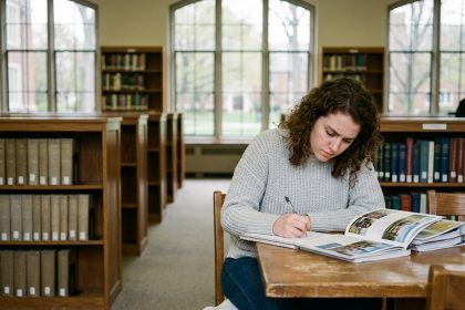 Jeune femme concentrée à la bibliothèque universitaire
